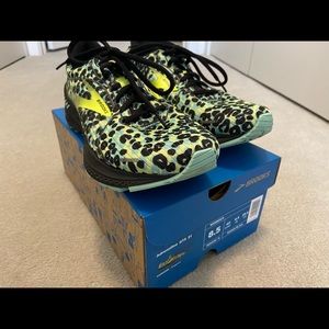 Brooks Adrenaline GTS 21 - size 8.5. Fun print!